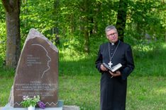 Lestenē atklāta piemiņas zīme Haraldam Biezajam