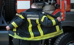 Dzēšanas darbos cietis ugunsdzēsējs