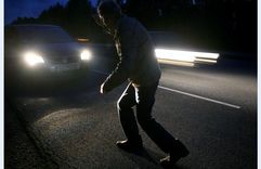 Kandavā notriekts gājējs bez atstarotāja; Jauntukumā dubļos iestieg ‘ātrie’