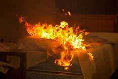 Degot gultai un skapim, ugunsgrēkā iet bojā sieviete