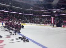 Latvijas U-20 hokejisti gūst vēsturisku uzvaru pār Kanādu – komandas sastāvā arī tukumnieks Markuss Sieradzkis