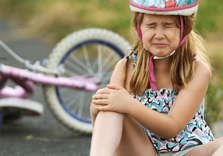 Vakar autovadītāji uzbraukuši 3 bērniem; šoferi notikuma vietas atstājuši