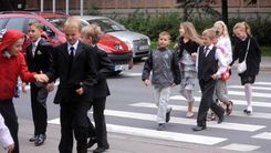 Aicina autovadītājus 1. septembrī būt īpaši piesardzīgiem