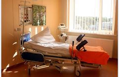 Tukuma slimnīcā pēc dzemdībām nomirusi jaunā māmiņa