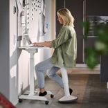 Regulējami skolēnu galdi: risinājums augošam bērnam