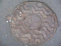 Tukumā izglābj akā iekritušu suni