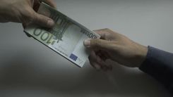 Dzēris šoferis nenobremzē pie luksofora