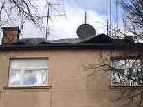 Vējš Tukumā mājai atrāvis jumtu