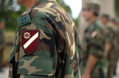 Svētkos policisti strādās plecu pie pleca ar zemessargiem