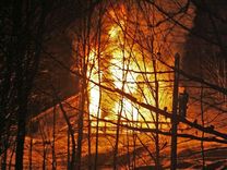 Tukumā pie spēļu zāles piekauts un aplaupīts vīrietis, Degolē notikusi ļaunprātīga dedzināšana