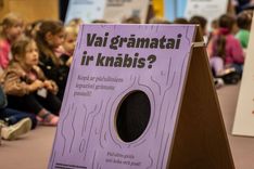 Jaunpils bibliotēkā viesojas izstāde bērniem «Vai grāmatai ir knābis?»   