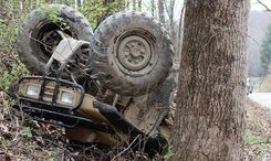 Lestenē kvadriciklists iebraucis kokā