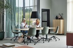 Biroja un konferenču krēsli – funkcionalitāte, estētika un ilgtspēja dizainā