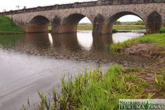 No avarējušās cisternas Abavā noplūdusi dīzeļdegviela; brīdina dienestus un pašvaldības /FOTO/