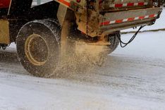 Autovadītāju ievērībai: Šorīt valsts rietumos, austrumos un ziemeļos ir apgrūtināti braukšanas apstākļi, strādā 93 tehnikas vienības