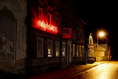 Aicina doties pilsētvides ekspedīcijās un aplūkot “Pateikts neonā. Latvija” mākslas darbus Tukumā, Aizputē, Rēzeknē un Rīgā