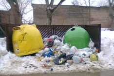 Kurš savāks atkritumus pie konteineriem Dārza ielā?