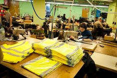 Ieslodzītie gājējiem uzšuvuši 500 atstarojošās vestes