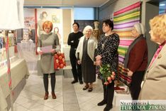 Tukumā atklāta Saldus aušanas meistaru izstāde /FOTO/