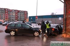 Tukumā mašīna izraisa avāriju, izbraucot no stāvlaukuma, Viesatās bērns izskrien uz ceļa braucoša busa priekšā