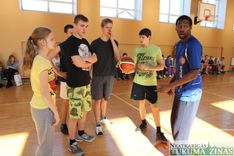 Tukuma skolēni tiekas ar ASV basketbolistu Braunu /FOTO/