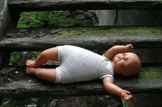 Tiesai nodota lieta par savu bērnu sakropļošanu un nonāvēšanu