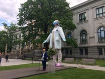 Rīgā atklāj Aigara Bikšes skulptūru