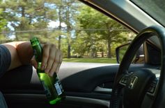 Braukā apkārt reibumā un bez tiesībām