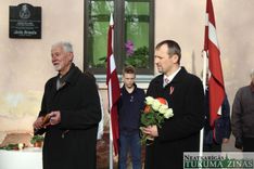 Pie Cēres skolas atklāj plāksni pulkvežleitnanta Jāņa Brieža piemiņai /FOTO/