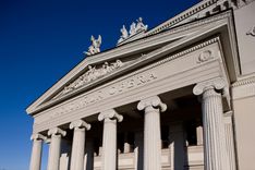 Operas ēkas 150 gadu svinību ietvaros atklās pieminekli Mārim Liepam