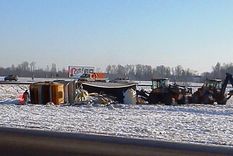 ACULIECINIEKS: Tukuma aplī apgāzusies smagā automašīna /papildināts ar foto/