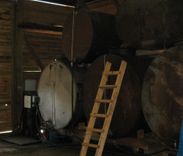 Kandavā likvidē nelegālu degvielas uzpildes staciju; Sēmē avārijā bojā iet vīrietis