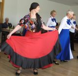 Seniori dāvina cits citam prieku, dziesmas, dejas un sapņus