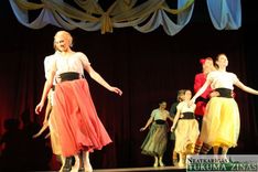 Kandavas «Sniegbaltīte un 7 rūķīši» uz Tukuma kultūras nama skatuves /FOTO/