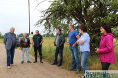 Zemkopības ministrs lūko nokaltušos laukus Kandavas pusē