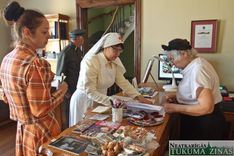 Durbes pilī izspēlē pagājušā gadsimta ainiņas/FOTO/