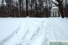 Durbes pils parkā nedrīkst braukt pat ar velosipēdu…