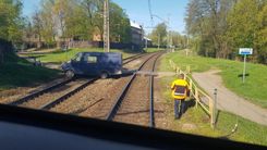 Uz sliedēm iesprūduša auto dēļ, kavējas vilciens Rīga-Tukums/Papildināts 12.55/