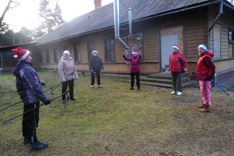 Svētku laikā Engures nūjotājas pārvērtušās par rūķiem