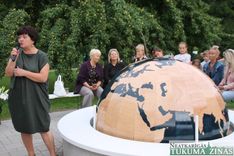 Atklāj  parku Engurē