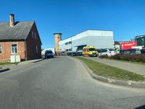 Skolēna vadīts elektroskūteris izbrauc priekšā busiņam