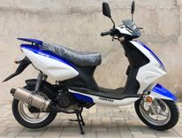 Reibumā un ar mopēdu taranē stāvošu «Audi»