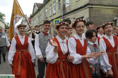 Ar gājienu Tukumā atklāts bērnu tautas deju festivāls «Latviju bērni danci veda»/FOTO un Video/