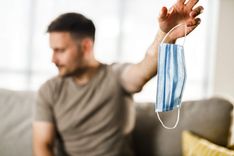 No 1.aprīļa atcels Covid-19 drošības pasākumus; dažus saglabās īpaši augsta inficēšanās riska vidēs