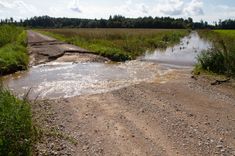 Slēgts plūdu pārrautais ceļš Spirgus-Praviņas