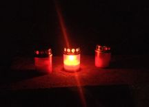 Arī Tukumā piemin Zolitūdes traģēdijā bojāgājušos; ugunsdzēsēji mobilizēti /FOTO/