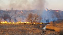 ACULIECINIEKI: kūlas ugunsgrēki Tukumā /FOTO/