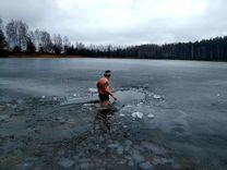 Paskaties, Melnezerā peldas arī ziemā! /VIDEOREPORTĀŽA/