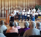 Jaunieši viesojas SAC 'Rauda' - sakopj puķu dobes un kapsētu