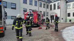 Ugunsdzēsēji evakuē Tukuma 1. pamatskolu